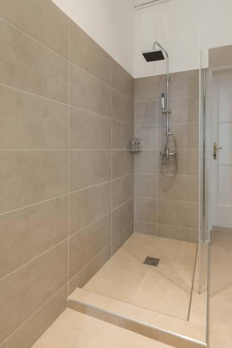 Grand Luxury On The Budapest Broadway W Jacuzzi Экстерьер фото